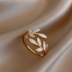 Elegant Gold and White Leaf Ring